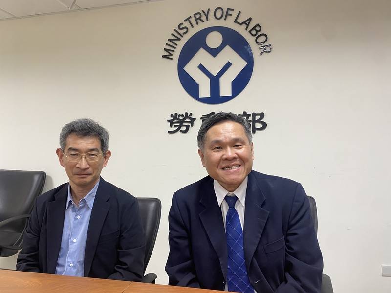 勞動部召開最低工資諮詢會，就當前社會經濟情勢討論；勞動部次長李健鴻（右）會後說明指出，多數委員關注美國總統川普政策對台灣勞動市場影響