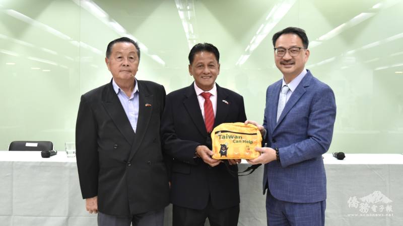 雙方致贈紀念品