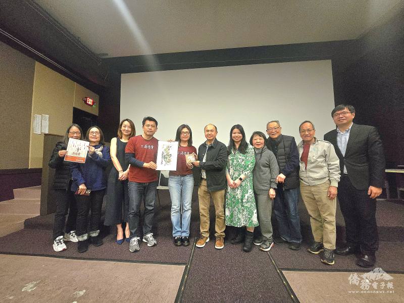 西雅圖文教中心主任王偉讚（右1）、各主辦單位代表與導演共同合影