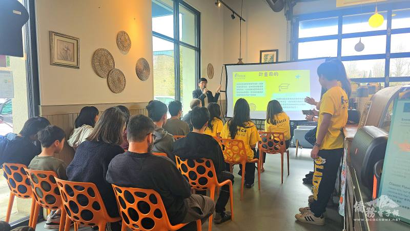 西雅圖文教中心主任王偉讚說明2025年度規劃