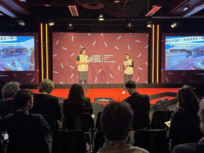 Series Mania台灣提案專場也在25日舉辦，由文策院與主辦方遴選5部企劃向全球提案。圖為「聽海湧」導演孫介珩新作「H.A.H.A.H.A 動物急先鋒」向國際專業人士進行提案簡報