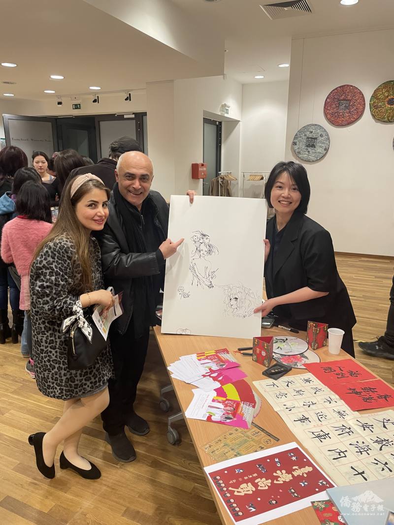 德籍伊朗裔畫家Kani Alavi(左二)也蒞臨與會