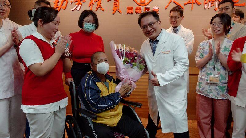嘉義長庚醫院26日召開記者會，說明醫院團隊成功完成心臟移植手術，接受心臟移植與治療的66歲鄭姓男子（前左2）到場，對心臟外科醫師黃耀廣（前左3）等醫護表達感謝