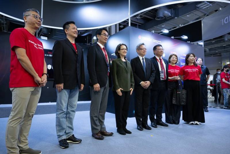 副總統和出席人員合影