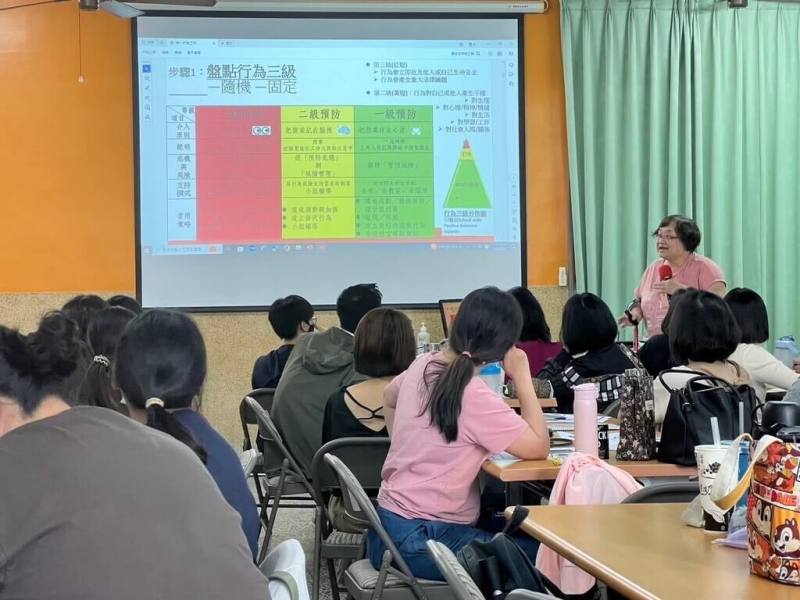 高雄市政府社會局無障礙之家委託台灣智青之友協會承辦「身心障礙者嚴重情緒行為正向支持整合服務計畫」，組成行為輔導團隊幫助個案，並開辦社區網絡人員專業知能培力課程，強化社政、警政、民政等相關人員對情緒行為三級預防（紅、黃、綠燈）的基礎識別與處遇能力。（高雄市社會局提供）