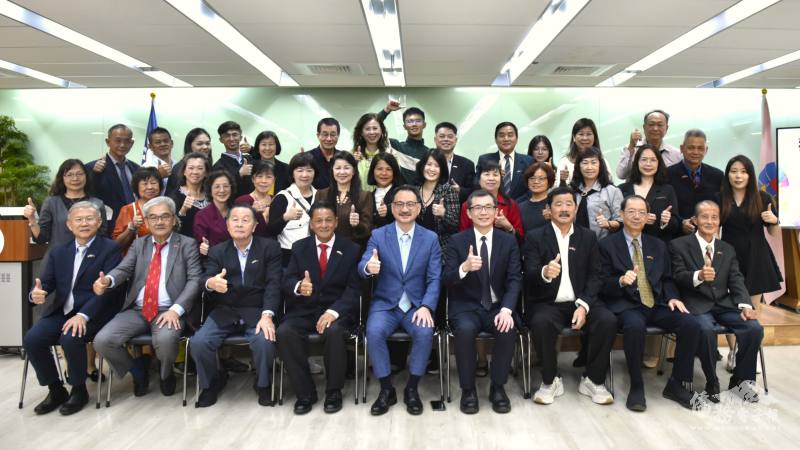 馬來西亞居鑾農業公會赴臺農業考察團拜會僑委會合影
