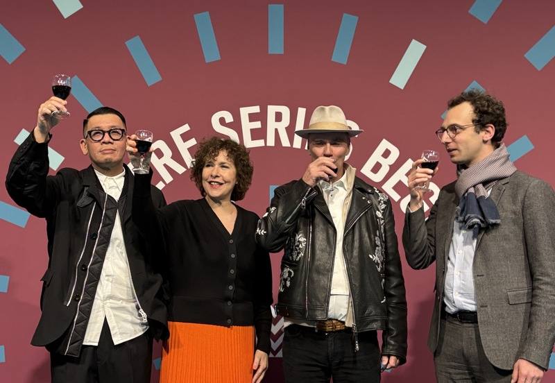 歐洲最大劇集展Series Mania25日於法國里爾登場，文策院董事長蔡嘉駿（左1）與Series Mania總監赫茲伯格（左2）、Federation創辦人布瑞頓（右2）、法國國家電影與動畫中心歐洲及國際事務事務總監凱斯勒（右1）共同舉杯