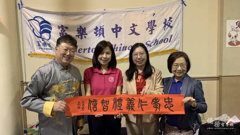 洛杉磯文教中心主任鍾佩珍與學校攤位互動合影