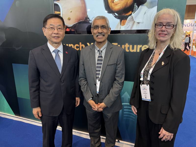 亞太教育者年會（APAIE）24日到28日在印度新德里舉行，大會主席桑卡拉拉曼（中）、秘書處主任金奈德（右）到台灣代表團攤位，與駐印度代表葛葆萱（左）等人交流