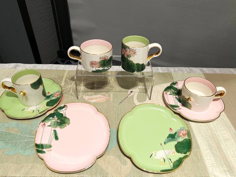 國立台灣美術館25日下午在台中勤美洲際酒店舉辦「蓮池國寶10週年紀念-國美X瓷林聯名瓷器」記者會，公開6款聯名瓷器，向台灣本土畫家林玉山致敬