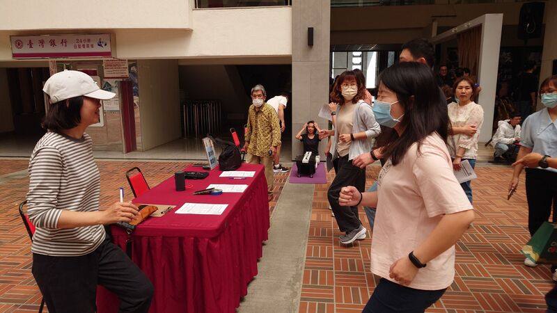 嘉義縣政府26日舉行「智遊嘉義、健康無限」數位走跑平台計畫啟動記者會，並在縣府中庭開放原地抬膝踏步（圖）等科技體適能設備，協助參與民眾掌握身體數據