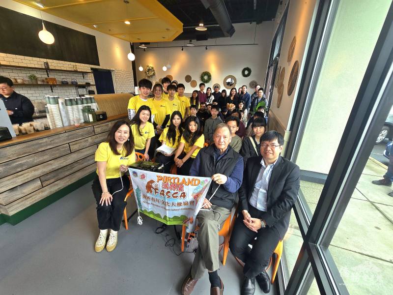 參與說明會的青年學子及家長們共同合影