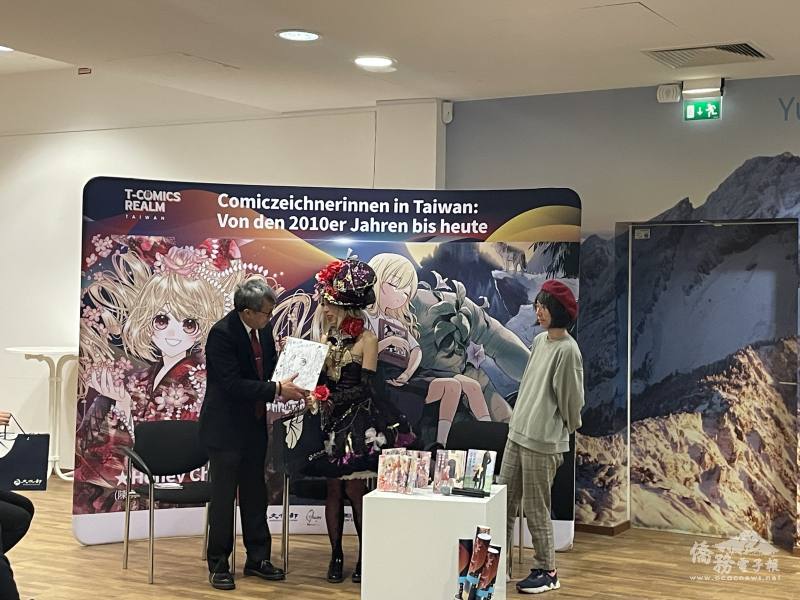 兩位漫畫家陳漢玲（中）、布里斯（右）贈送駐德國代表處大使謝志偉（左）親筆畫作