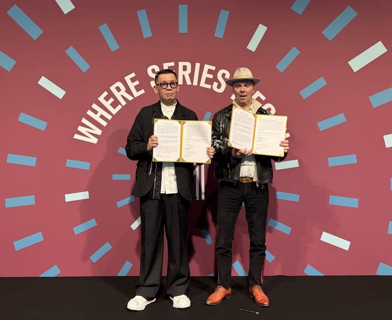 文策院董事長蔡嘉駿（左）25日在法國劇集展Series Mania的台灣酒會上，與歐洲最大娛樂集團之一、法國製作公司Federation Studios創辦人布瑞頓（右）簽署合作備忘錄，深化台法影視合作、前進國際市場