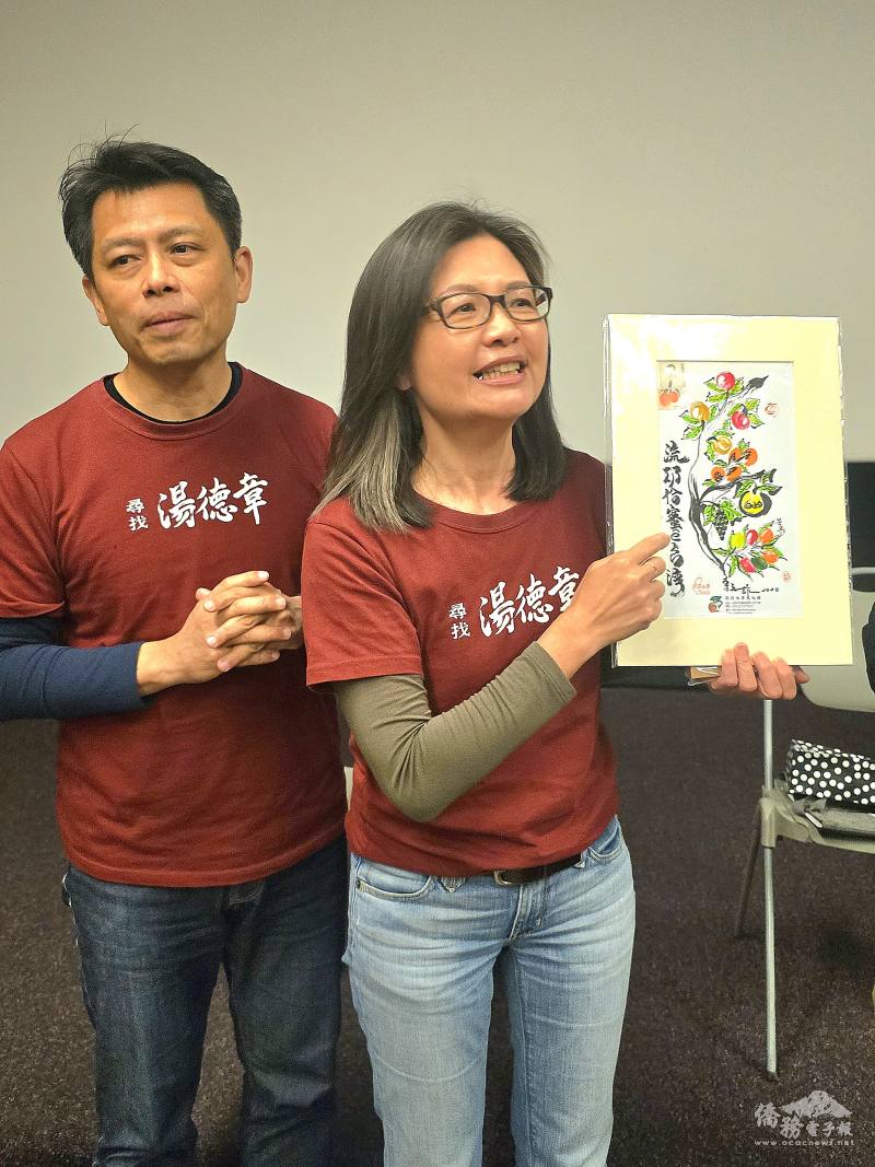 導演黃銘正（左）、連楨惠（右）致贈來自臺南莉莉水果行老闆李文雄親繪作品留念