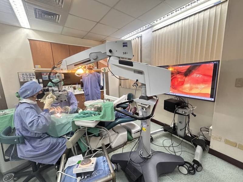 高醫牙科跨團隊合作「自體牙移植」，利用尖端的導航系統和3D列印模型，將無用的智齒移植至缺牙處。（高醫提供）
