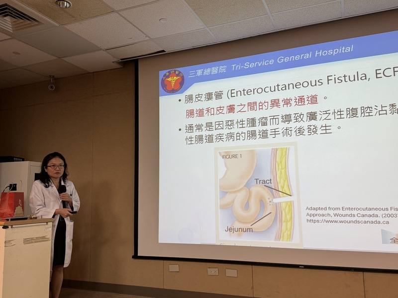 一名60多歲女性卵巢癌術後併發反覆性腸皮瘻管，三軍總醫院中醫部醫師林健蓉（圖）26日在記者會中分享利用中藥輔助西醫治療個案歷程，順利幫助病患抑制發炎、促進腸道修復，未再復發。