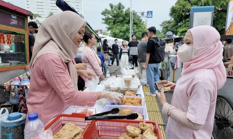 雅加達街頭在齋戒月期間會出現販售開齋小吃的攤販，上班族通常會提早下班以搶買開齋食物，且因搶買的人潮眾多，很多小吃很快就被搶購一空。