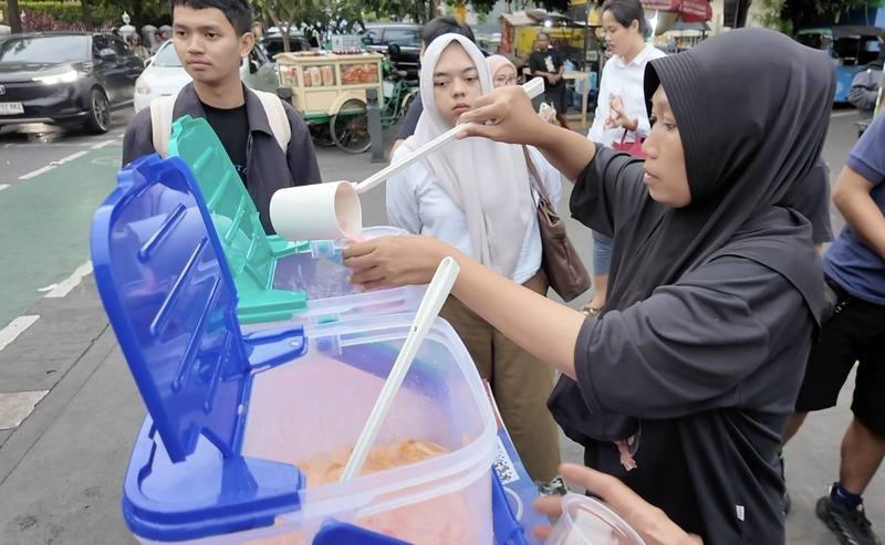 印尼甜湯是相當受穆斯林歡迎的開齋小吃，也是印尼的國民飲料，它是一種由香蕉等各式水果和椰奶熬成的濃郁糖水，售價約5000印尼盾（約新台幣10元）。