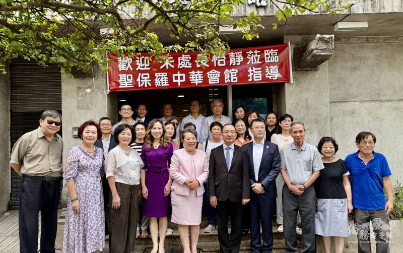 駐聖保羅辦事處處長朱怡靜朱怡靜（前排左4）拜會聖保羅中華會館，和聖保羅文教中心主任尤正才（前排右5）、理事長斯碧瑤（前排左5）及會館人員合影