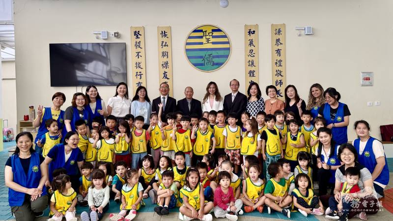 拜會聖儒華校，朱怡靜（後排右7）和尤正才（後排左6）、校長林志孟（後排左7）及老師、學生合影