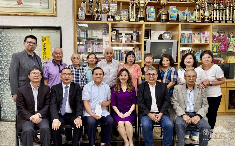 拜會客屬崇正會，朱怡靜（前排右3）和尤正才（前排左2）、會長鍾建仁（前排右2）、客家活動中心主任委員張永西（前排左3）及崇正會主要幹部合影