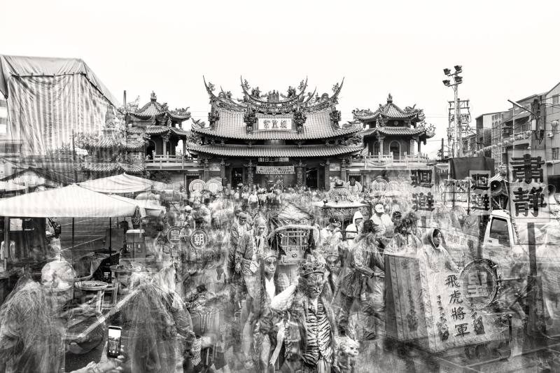 「諸神與眾生」參展藝術家陳伯義，以鏡頭紀錄廟宇及廟前廣場並重疊組合，呈現廟埕空間世俗與神聖共在的景觀。 陳伯義，〈大廟埕-臺南海尾朝皇宮〉， 2019，藝術家授權。