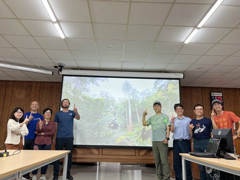 農業部林業試驗所與成功大學「找樹的人」團隊利用光達技術精準定位，2023年1月歷經6天跋山涉水、實地攀樹測量，完成全台最高的台灣杉巨木「大安溪倚天劍」等身照拍攝，林試所27日舉行發表會分享。