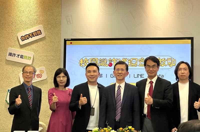 數發部26日攜手網路廣告平台與YouTube創作者，於26日下午舉行「校園識詐巡迴宣導啟動」記者會，數發部長黃彥男（右3）、政務次長林宜敬（右2）與數位產業署署長林俊秀（左1）與會，並與YouTube創作者們合影。