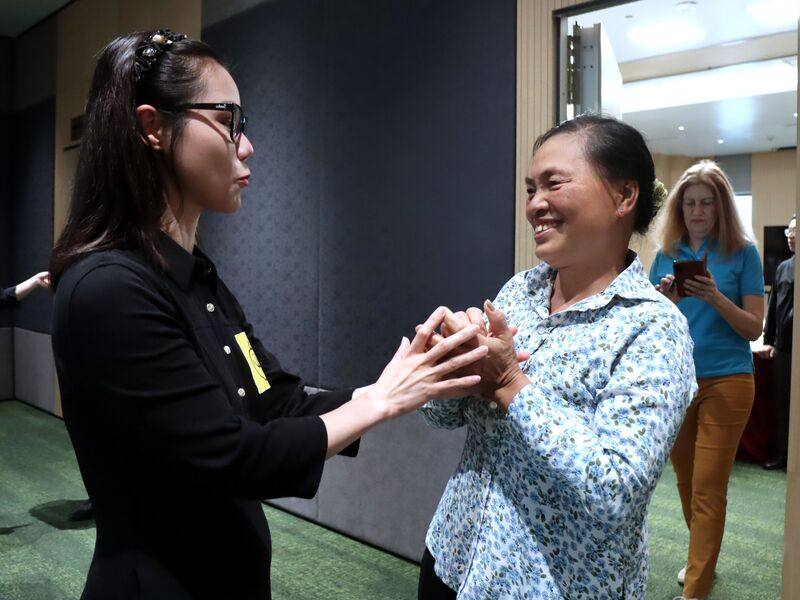 越南民眾陳氏戰(右)的孫子阮明德在羅慧夫顱顏基金會的幫助下進行了5次唇顎裂重建手術,迄今已能正常生活。陳氏戰26日向羅慧夫顱顏基金會越南籍種子醫師阮氏玉蘭道謝。