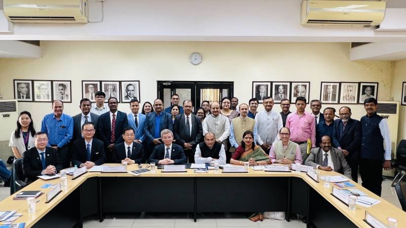 2025年臺灣印度高等教育高峰會（前排由左2至右）駐印度代表處教育組陳立穎組長、駐印度代表處葛葆萱大使、高教基金會吳正己董事長、全印度大學協會Prof. Vinay Kumar Pathak 主席、全印度大學協會Dr. Pankaj Mittal秘書長與印度代表團合影