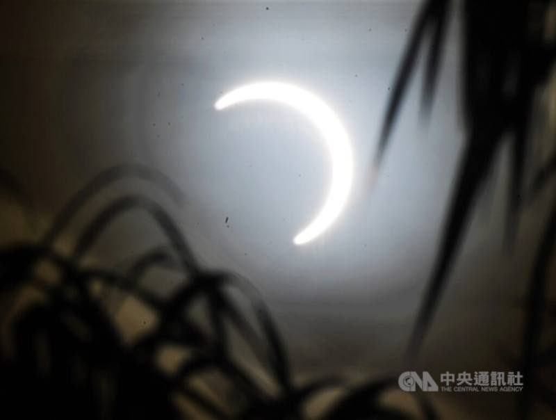 圖為2020年台北出現的日偏食。（中央社檔案照片）