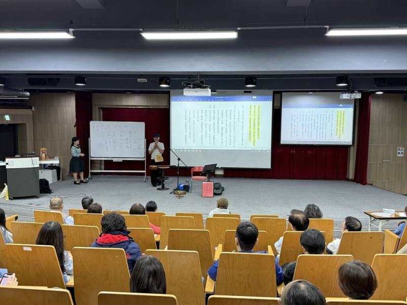中山醫學大學通識教育中心26日邀請「風中燈牽亡歌團」團長林宗範（後左2）發表演說，講座以「生命最終的溫柔–牽亡歌」為題，全程以台語分享傳統民俗。（中山醫學大學提供）