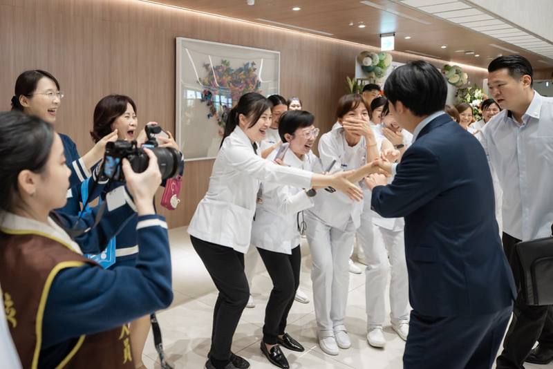 總統與民眾熱情互動