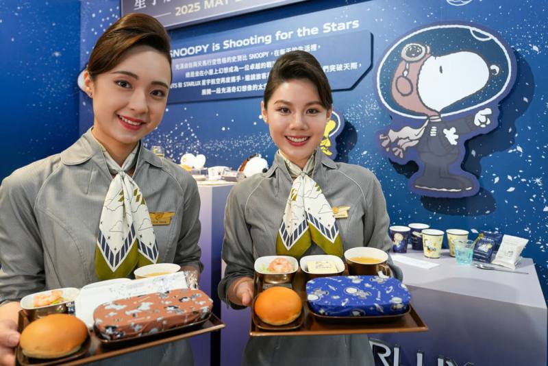 星宇航空宣布，卡通角色「史努比」（Snoopy）主題航班5月28日起推出全新系列，以宇宙藍及星光金為主要色調，包含登機證、紙巾、紙杯等10多項備品都將換上新設計。（星宇航空提供）