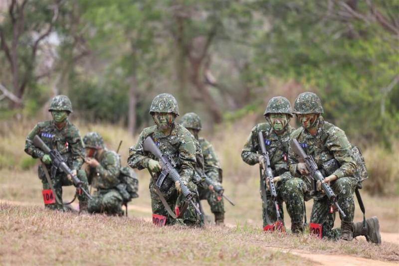 圖為陸軍2226梯役男113年3月20日於成功嶺進行新訓期末鑑測。 （中央社檔案照片）