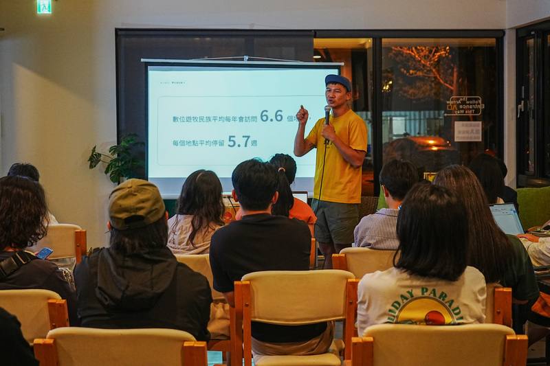 屏東地方創生團體「火箭人實驗室」創辦人張彥頡（站者，後右）26日晚間向恆春半島業者介紹數位遊牧民族市場，並說明整合平台規劃。