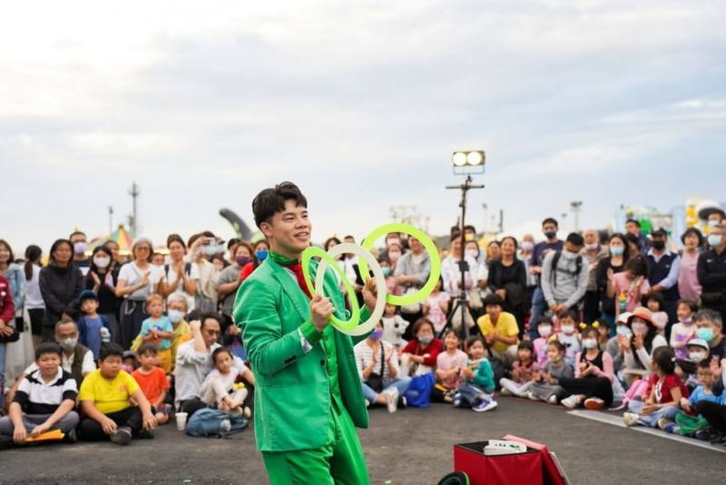 高雄市駁二藝術特區4月3、4日推出「哈瑪星童樂派對」，哈瑪星鐵道園區規劃10場表演活動，搭配哈瑪星號觀光列車與市集，邀請親子前來同樂。（高雄市文化局提供）