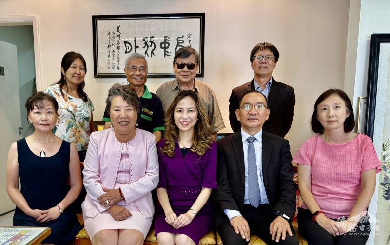 拜會美洲時報，朱怡靜（前排中）和尤正才（前排右2）與社長斯碧瑤（前排左2）、報社同仁合影