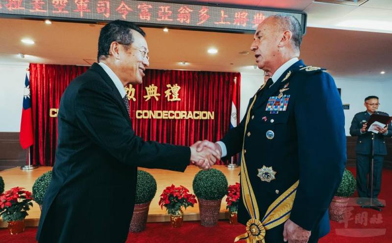 顧部長代表政府頒贈巴拉圭空軍司令富亞翁多上將三等雲麾勳章。（軍聞社記者陳軍均攝）