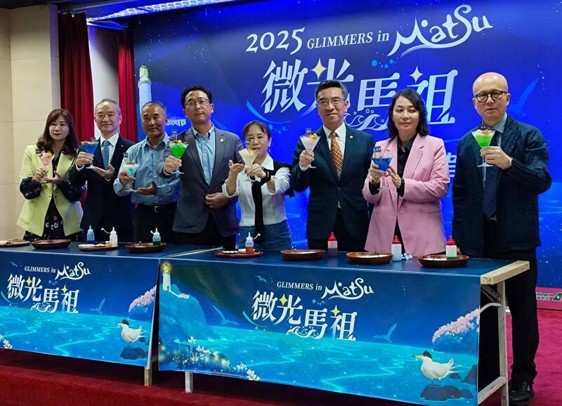 國際海事組織前秘書長林基澤（台上左4）26日晚間在新加坡獲頒「公共服務星章-新加坡卓越之友獎」，表揚他為全球海事運輸發展的貢獻。