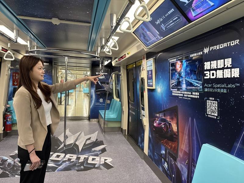 電腦品牌廠宏碁與台北捷運公司合作打造全台首輛人工智慧（AI）數位列車，27日首度亮相，車廂內設置裸視3D螢幕，將數位內容轉換為3D立體影像，乘客無需配戴特殊眼鏡即可觀看。