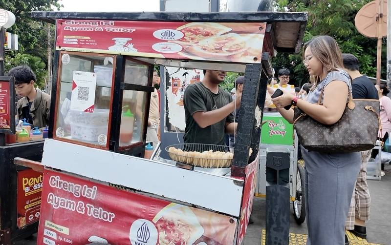 印尼傳統炸物炸鹹粿（Cireng）也是穆斯林開齋食物的選擇之一。圖為印尼炸鹹粿攤販。