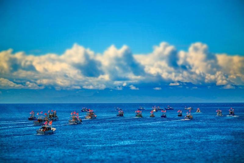 「諸神與眾生」參展藝術家陳逸宏，運用攝影移軸效果，紀錄臺灣廟會活動祭儀，呈現信仰的力量與軌跡。 陳逸宏，〈朝聖臺灣-綠島海祭媽祖祈福〉，2023，藝術家授權。