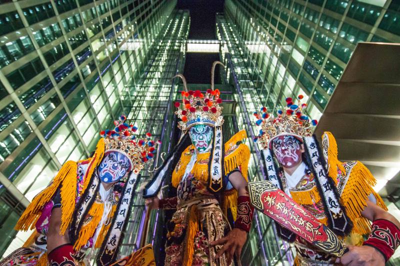 「諸神與眾生」參展藝術家王呈哲，將臺灣傳統官將形象，置於歐洲背景，透過並置對比，展現臺灣在地信仰之美，並推向國際。 王呈哲，〈家將系列-1〉，2018，藝術家授權。