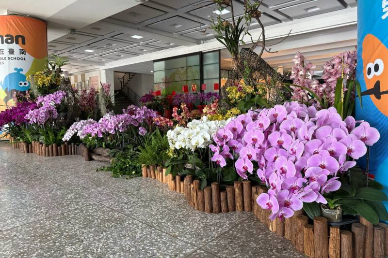 台南市政府挑選花況優良的台灣國際蘭展卸展蘭花，近期在民治市政中心布置以「春來」為主題的蘭藝造景，賦予卸展蘭花新生命，也活化市府公共空間。（台南市政府提供）