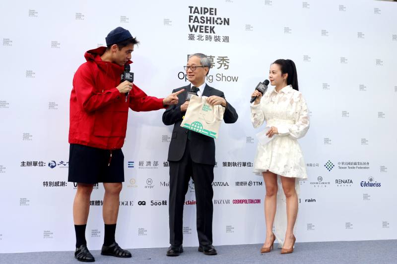 文化部長李遠（中）出席臺北時裝週AW25「時尚・無盡」開幕秀，手持鳳梨纖維製成的提袋受訪。