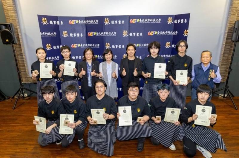 台北城市科技大學餐飲事業系設有日本料理課程且符合日本官方認證，17名學生取得日本料理的「銀勳」證照，代表日料領域的頂尖水準。（城市科大提供）