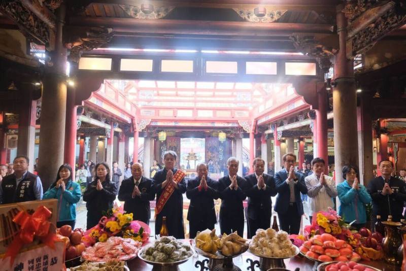 新竹縣新埔褒忠亭義民廟28日舉行春祭大典，客委會副主委范佐銘（右6）等人出席，祈求國泰民安、風調雨順及地方繁榮發展。（新竹縣政府提供）