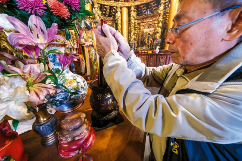 抽籤時，人們會將籤枝全部拿起再放下，以最凸出那支當作神明的賜籤